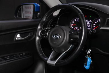 Novosibirsk / Rusya 31 Mart 2020: Kia Rio, Auto Interior: Kırmızı logolu direksiyon simidi Kia ve taktik ölçer