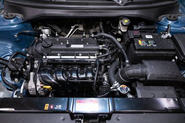 Novosibirsk / Rusya 31 Mart 2020: Kia Rio, temiz bir motor bloğunu kapatın. İçten yanmalı motor, araba parçaları, ayrıştırma