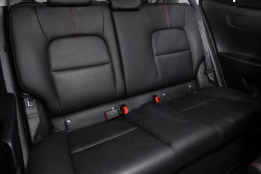 Novosibirsk / Rusya 25 Mayıs 2020: Kia Picanto, Comfort Car in inside. Arabanın içi temiz: siyah arka koltuklar, başlıklar ve kemer. 