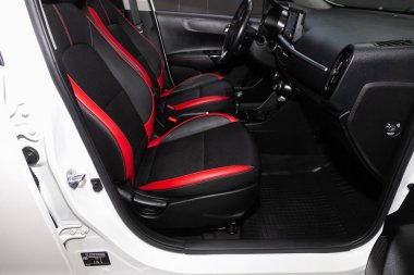 Novosibirsk / Rusya 25 Mayıs 2020: Kia Picanto, Dark Car Interior - direksiyon, vites kolu ve gösterge paneli, iklim kontrolü, hız göstergesi, ekran. Yeni moda bir arabanın salonu.