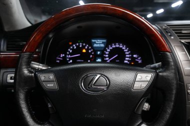 Novosibirsk / Rusya 25 Mayıs 2020: Lexus LS, Auto Interior: Kırmızı logolu direksiyon Lexus ve taktik ölçer