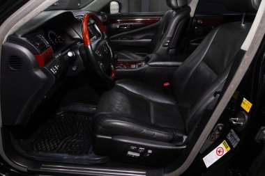 Novosibirsk / Rusya 25 Mayıs 2020: Lexus LS, Dark car Interior - direksiyon, vites kolu ve gösterge paneli, iklim kontrolü, hız göstergesi, ekran. Yeni moda bir arabanın salonu.