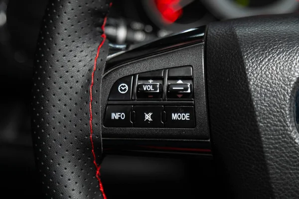 2020年3月4日 马自达6号 新型黑色方向盘 带有多功能按钮 可快速控制电话 音乐和其他功能 — 图库照片