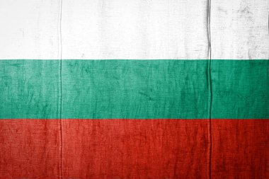 Bulgaristan 'ın ulusal bayrağı eski tekstil üzerindeki boya renkleriyle tasvir ediliyor. Kumaş dokusu arka planında bayrak pankartı.