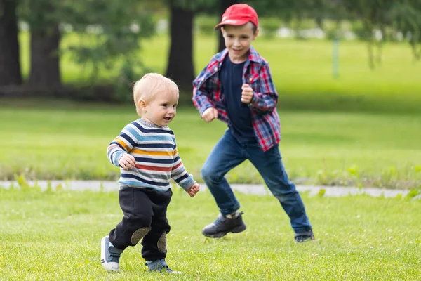 Two Cheerful Boy Brothers Different Ages Play Fun Run Green — Stock Photo, Image