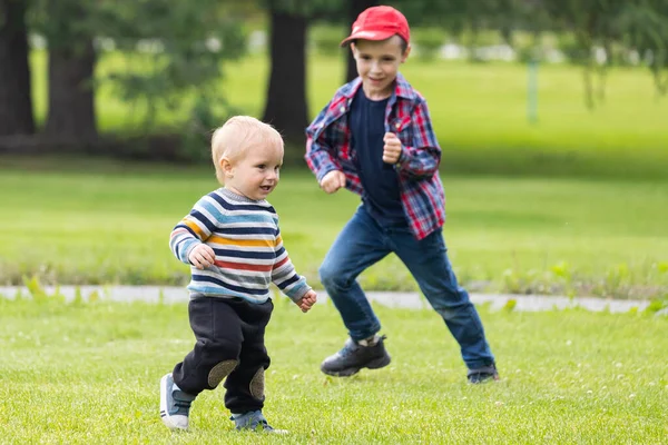 Twee Vrolijke Broertjes Van Verschillende Leeftijden Spelen Plezier Rennen Het — Stockfoto