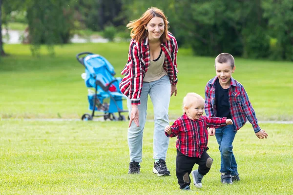 公園でお母さんと一緒にかわいい陽気な2人の男の子の弟の子供 家庭生活の幸福と調和 素晴らしい家族の休暇 — ストック写真