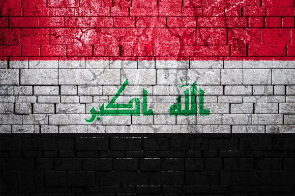 レンガの壁の背景にイラクの国旗国家の誇りと国のシンボルの概念 石の質感の背景に旗 — ストック写真