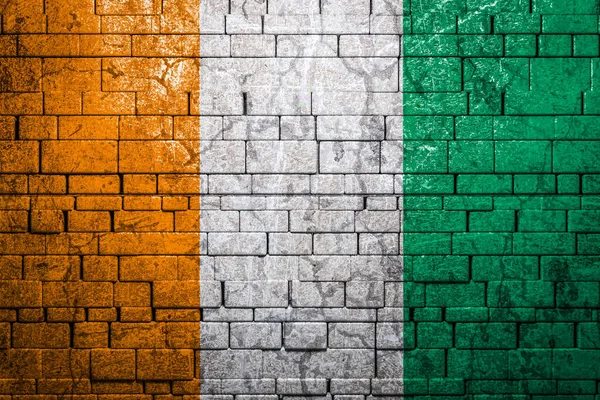 Nationalflagge Der Elfenbeinküste Auf Backsteinmauerhintergrund Das Konzept Des Nationalstolzes Und — Stockfoto