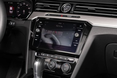 Novosibirsk / Rusya Nisan 02 2020: Volkswagen Passat, merkezi kontrol paneline yakın çekim, müzik ve radyo ile izleme, havalandırma, klima, oyuncu. modern araba iç mimarisi