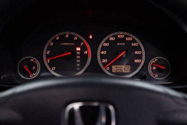 Novosibirsk / Rusya Nisan 02 2020: Honda CR-V, yuvarlak gösterge paneli, hız göstergesi ve beyaz arka ışıklandırmalı takometreye yakın çekim. modern araba iç mimarisi