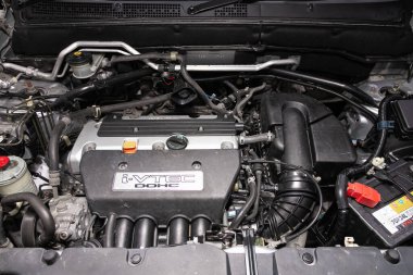 Novosibirsk / Rusya Nisan 02 2020: Honda CR-V, temiz bir motor bloğunu kapatın. İçten yanmalı motor, araba parçaları, ayrıştırma