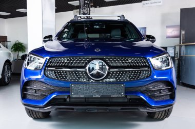 Novosibirsk / Rusya Nisan 06: 2020: Mavi Mercedes-Benz GLC sınıfı, ön manzara. Almanya 'da otosalonda yapılan yeni lüks kompakt geçiş 