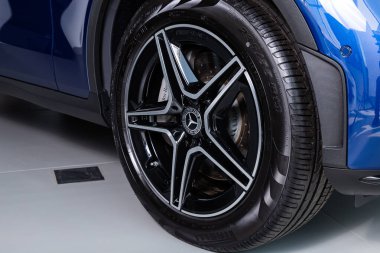 Novosibirsk / Rusya Nisan 06 2020: Mercedes-Benz GLC-sınıfı, tampon, alaşım tekerleği yakın plan, arızalı araç detayı 