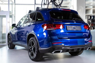 Novosibirsk / Rusya Nisan 06: 2020: Mavi Mercedes-Benz GLC sınıfı, arka görüş. Almanya 'da otosalonda yapılan yeni lüks kompakt geçiş 