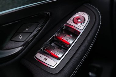Novosibirsk / Rusya Nisan 06 2020: Mercedes-Benz GLC-sınıfı, yeni modern bir arabanın kapı kontrol panelini kapatın. Pencere kontrol paneli, kapı kilidi düğmesi ve ayna kontrollü kol dinlenmesi. 