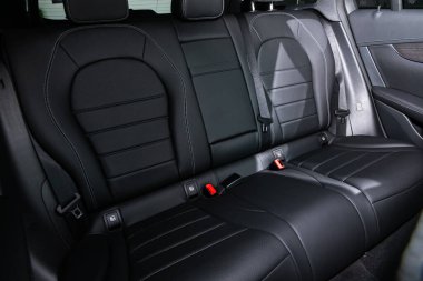 Novosibirsk / Rusya Nisan 06: Mercedes-Benz GLC-sınıfı, siyah tekstil yolcuları için arka koltuk. Rahat vagon içeride. 