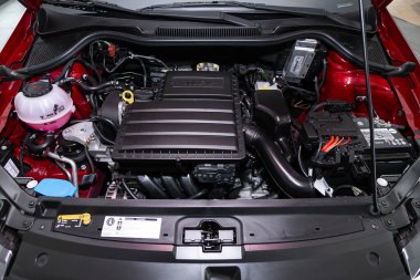 Novosibirsk / Rusya 3 Mart 2020: Volkswagen Polo, temiz bir motor bloğunu kapatın. İçten yanmalı motor, araba parçaları, ayrıştırma