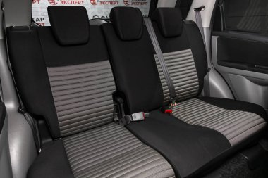 Novosibirsk / Rusya 31 Mart 2020: Suzuki SX4, konfor arabası içeride. Arabanın içi temiz: siyah arka koltuklar, başlıklar ve kemer. 