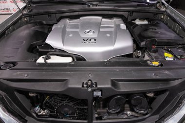 Novosibirsk / Rusya 3 Haziran 2020: Lexus GX470, araba motoru ön görüş detaylarını kapatın. İçten yanmalı motor, araba parçaları, ayrıştırma