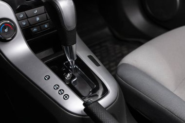 Novosibirsk / Rusya 28 Nisan 2020: Chevrolet Cruze, manuel şanzıman şanzıman kolunu kapat. Hızlandırıcı sapı ve yeni bir arabanın düğmeleri. 