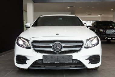 Novosibirsk / Rusya 28 Nisan 2020: Mercedes-Benz E-sınıfı, ön manzara. Yeni lüks uzun sedan Almanya 'da otosalonda üretildi 