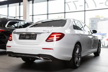 Novosibirsk / Rusya 28 Nisan 2020: Mercedes-Benz E-sınıfı, arka görüş. Yeni lüks uzun sedan Almanya 'da otosalonda üretildi 