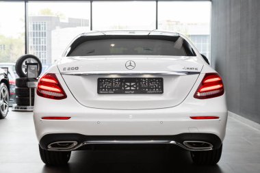 Novosibirsk / Rusya 28 Nisan 2020: Mercedes-Benz E-sınıfı, arka görüş. Yeni lüks uzun sedan Almanya 'da otosalonda üretildi 
