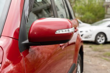 Novosibirsk / Rusya 2 Mayıs 2020: Suzuki Grand Vitara, bir arabanın yan aynası. Dış detay 