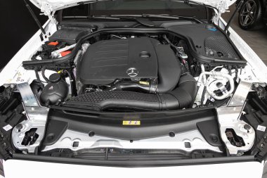 Novosibirsk / Rusya 28 Nisan 2020: Mercedes-Benz E-Sınıfı, araba motoru ön görüş detaylarını kapatın. İçten yanmalı motor, araba parçaları, ayrıştırma