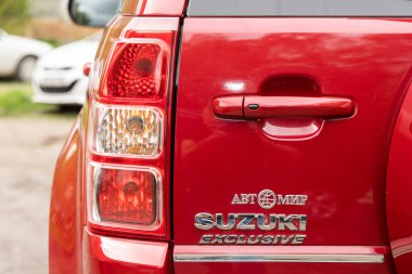 Novosibirsk / Rusya 2 Mayıs 2020: Suzuki Grand Vitara, Gri SUV 'nin temiz kırmızı arka farları.