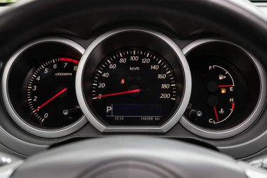 Novosibirsk / Rusya 2 Mayıs 2020: Suzuki Grand Vitara, araba gösterge panelinde imza ve sembol. Araba hız göstergesi ve taktik ölçer yakın çekim. Arabanın içi. 