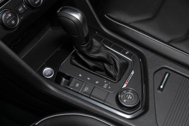 Novosibirsk / Rusya 15 Mart 2020: Volkswagen Tiguan, manuel vites kutusunun şanzıman kolunu kapat. Hızlandırıcı sapı ve yeni bir arabanın düğmeleri. 