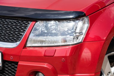 Novosibirsk / Rusya Mayıs 02, 2020: Suzuki Grand Vitara, yeni arabanın ayrıntılı ışığı. Dış detay  