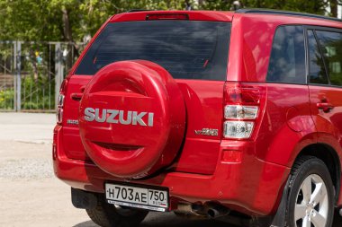 Novosibirsk / Rusya 2 Mayıs 2020: Kırmızı Suzuki Grand Vitara, sıcak bir yaz gününde açık havada park edilmiş pahalı bir geçiş aracı. 