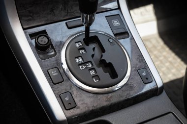 Novosibirsk / Rusya 2 Mayıs 2020: Suzuki Grand Vitara, manuel şanzıman şanzımanını kapat. Hızlandırıcı sapı ve yeni bir arabanın düğmeleri. 