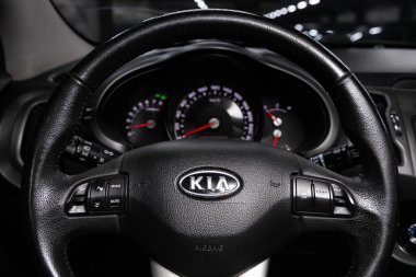 Novosibirsk / Rusya 22 Mart 2020: Kia Sportage, Siyah Lüks Araba İçi - gösterge paneli, oyuncu, logo ve düğmeli direksiyon, hız göstergesi ve taktik ölçer