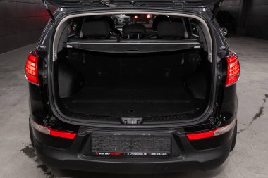 Novosibirsk / Rusya 22 Mart 2020: Kia Sportage, bagajı açık bir arabanın arka görüntüsü. Modern bir arabanın dışı.