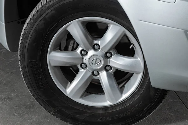 Novosibirsk Russia 2020 Lexus Gx470 Close Alloy Wheel 노보시비르스크에 주차장에 — 스톡 사진