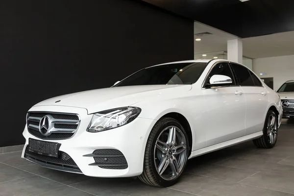 Novosibirsk / Rusya 28 Nisan 2020: Mercedes-Benz E-sınıfı, ön manzara. Yeni lüks uzun sedan Almanya 'da otosalonda üretildi 