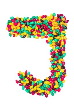 İngiliz alfabesinin J harfi beyaz izole arkaplanlı yuvarlak çikolatalardan. Çocuk şekerinden yapılmış yemek deseni. Çocuklar için parlak alfabe tasarımı