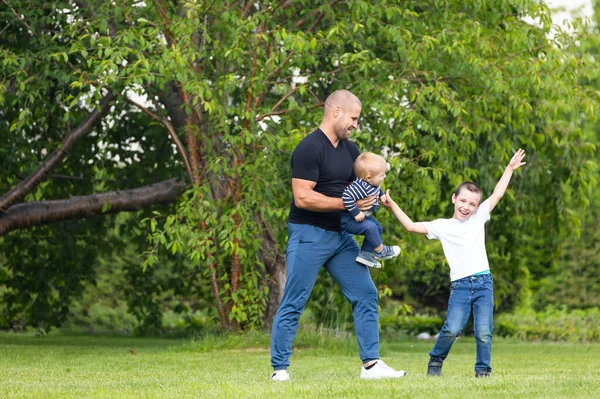 父は暖かい夏の日に公園で小さな男の子の息子 抱擁の赤ちゃんと遊ぶ 幸せな子供時代のコンセプト 家庭生活の幸福と調和 素晴らしい家族の休暇 — ストック写真