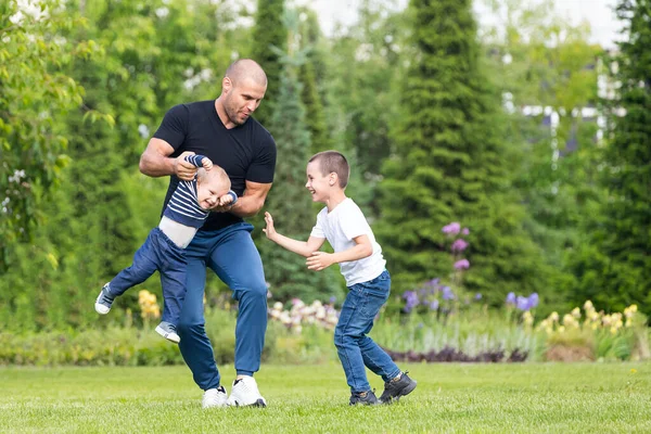 父は暖かい夏の日に公園で小さな男の子の息子 抱擁の赤ちゃんと遊ぶ 幸せな子供時代のコンセプト 家庭生活の幸福と調和 素晴らしい家族の休暇 — ストック写真