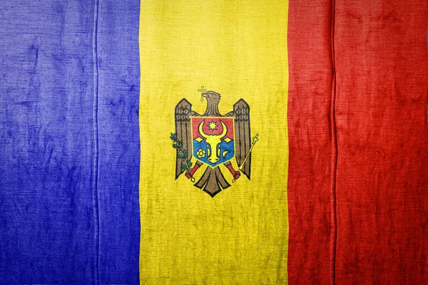 古い繊維上の塗料の色で描いたモルドバの国旗 生地の質感の背景に旗 — ストック写真