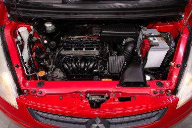 Novosibirsk / Rusya 3 Haziran 2020: Mitsubishi Colt, temiz bir motor bloğunu kapatın. İçten yanmalı motor, araba parçaları, ayrıştırma