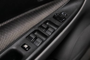 Novosibirsk / Rusya 3 Haziran 2020: Mazda 6, yeni modern bir arabanın kapı kontrol panelini kapatın. Pencere kontrol paneli, kapı kilidi düğmesi ve ayna kontrollü kol dinlenmesi. 