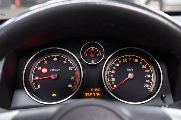 2020年6月3日 Opel Astra Car Panel Digital Bright Speed Ometer Odometer — 图库照片