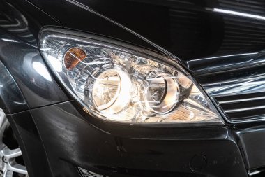 Novosibirsk / Rusya 3 Haziran 2020: Opel Astra, modern bir arabanın Parlayan Işığı