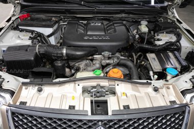 Novosibirsk / Rusya 22 Nisan 2020: Suzuki Grand Vitara, temiz bir motor bloğunu kapatın. İçten yanmalı motor, araba parçaları, ayrıştırma