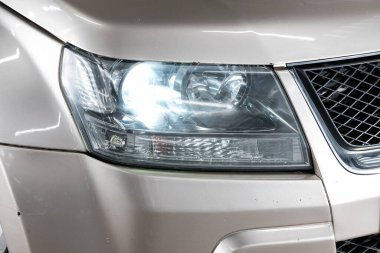 Novosibirsk / Rusya 22 Nisan 2020: Suzuki Grand Vitara, modern bir arabanın parlayan farları
